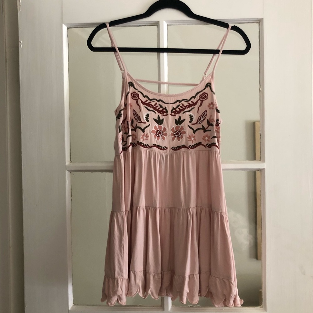 FOREVER 21 PINK FLORAL DRESS WITH SCALLOP HEM